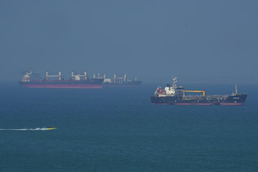 US-Iran Deal May Allow Tehran and Oman to Charge Ships Crossing Strait of Hormuz
