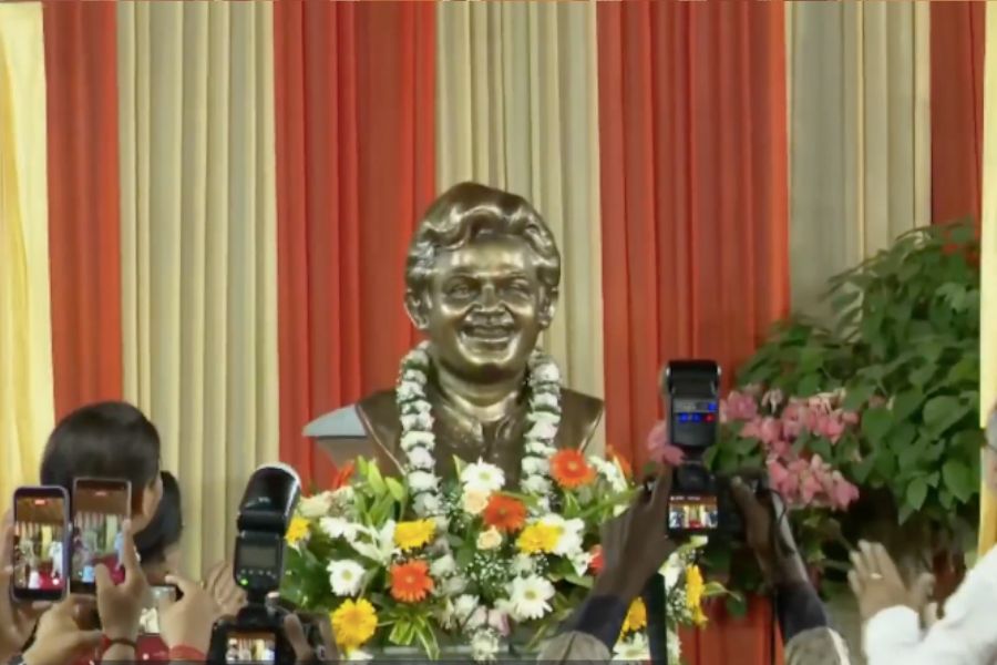 Uttam Kumar Honoured with Statue Unveiling on 47th Death Anniversary