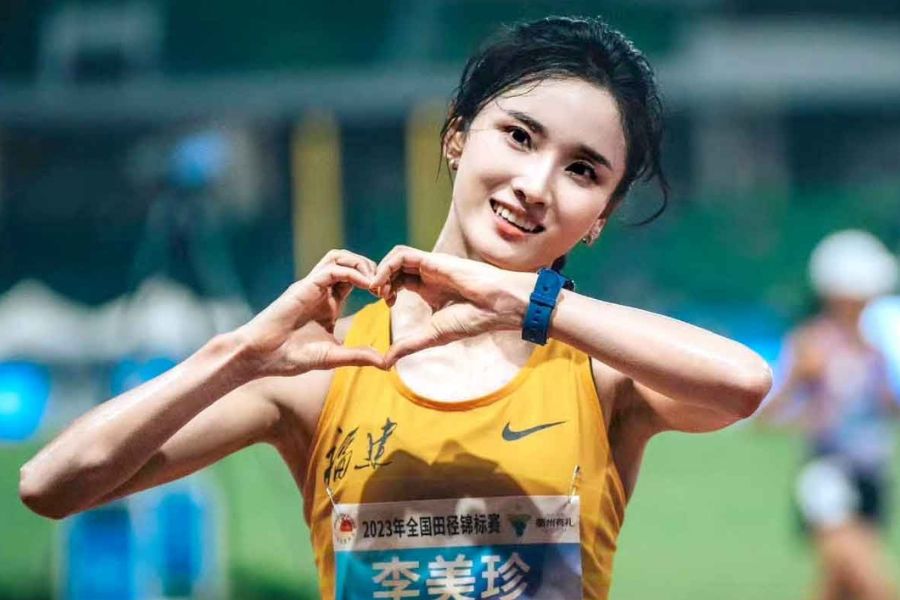 Li Meizhen Finishes Marathon Despite Menstruation, Inspires the World